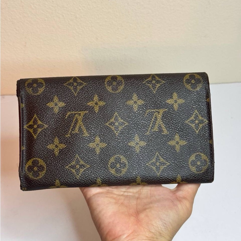 Louis Vuitton Monogram Sarah Wallet - Picture 4 of 12